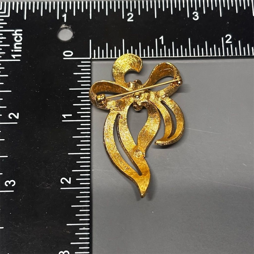 Monet Brooch Gold‎ Tone Ribbon Bow Textured Signed Vintage Elegant Costume - Picture 7 of 9